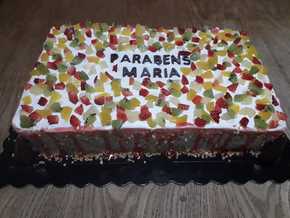 Bolo de frutas retangular