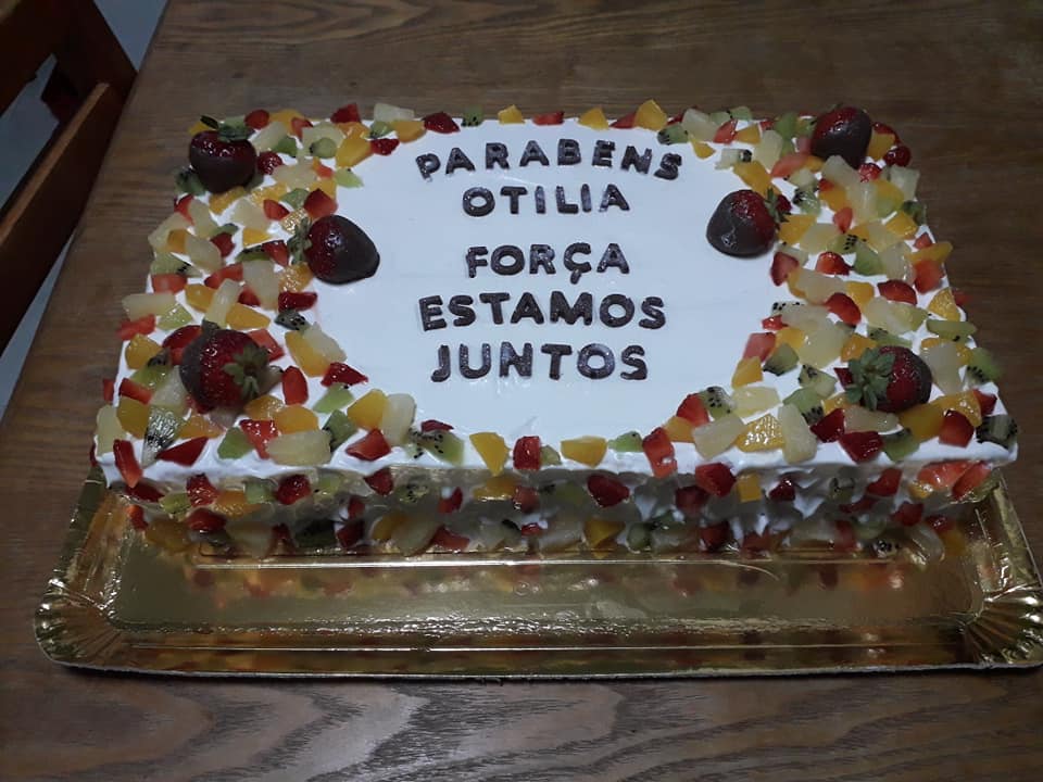 Bolo de frutas retangular